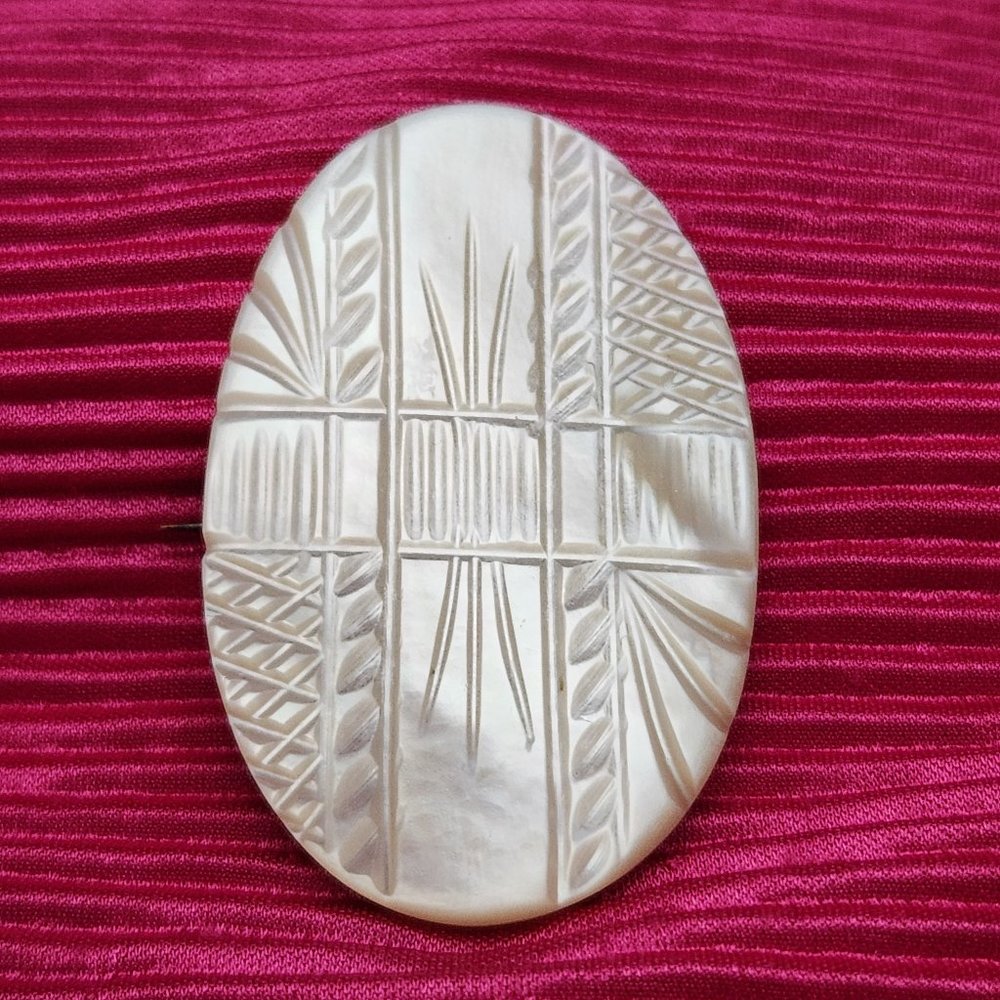 BROOCH Mother of Pearl Carved